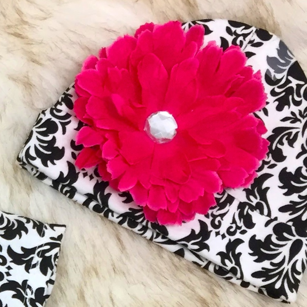 Beautiful hat for babies with big pink flower.